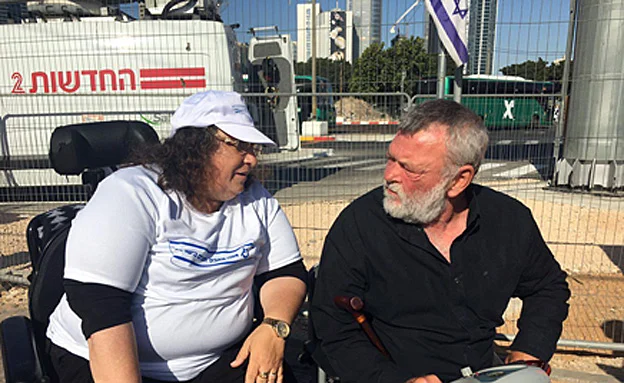 ח''כ גילאון בהפגנת הנכים בשבוע שעבר