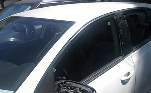 חלונות הרכב המנופצים