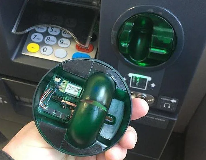 יש לוודא שקורא הכרטיסים מחובר היטב