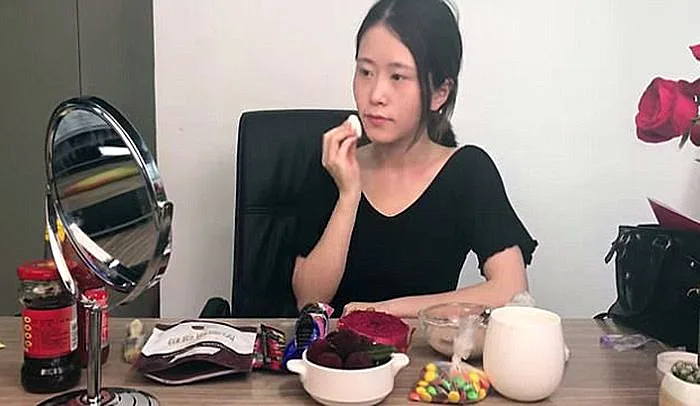 מפדרת את פניה בעזרת מרשמלו