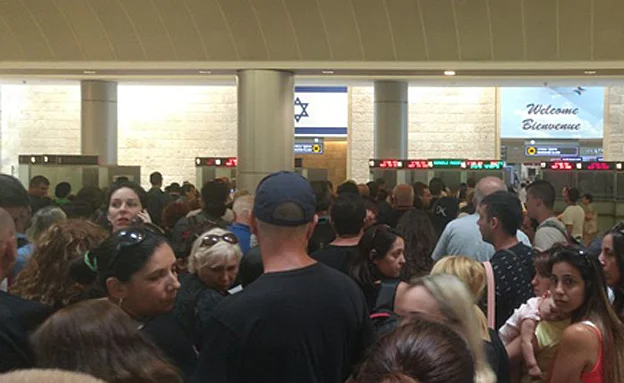 התור הענק בביקורת הדרכונים