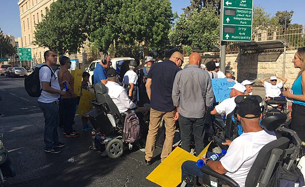 מאות בהפגנה