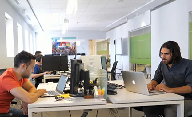 מפתחי האפליקציה בפעולה