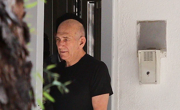 אולמרט יוצא לחופשה במהלך מאסרו (אבי דישי, פלאש 90)