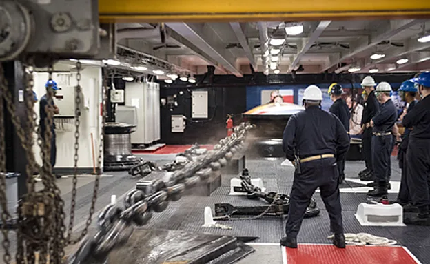 מטילים את העוגן המפלצתי