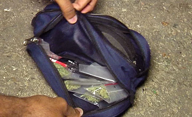 השוטרים גילו: קלמר עם ציוד עישון