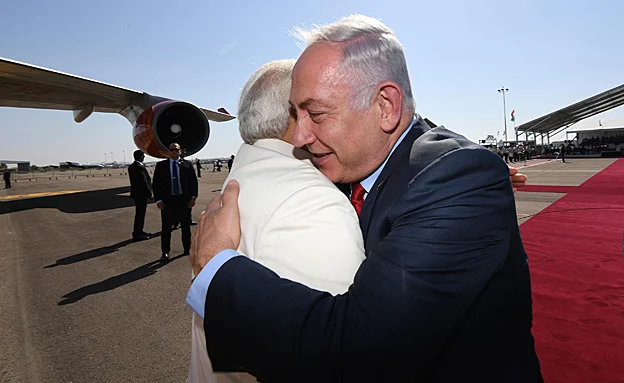 מפגינים חיבה בשדה התעופה