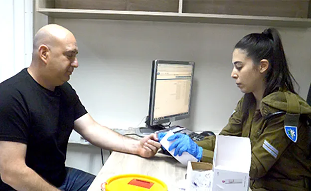 דקירה קטנה ללקיחת דגימת דנ''א