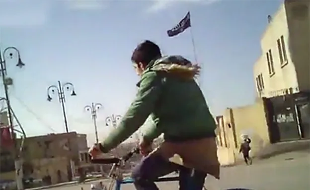 הצצה לרחובות א-רקה (CNN)