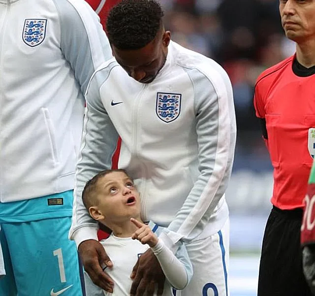 בראדלי וג'רמיין דפו במשחק של נבחרת אנגליה בכדורגל