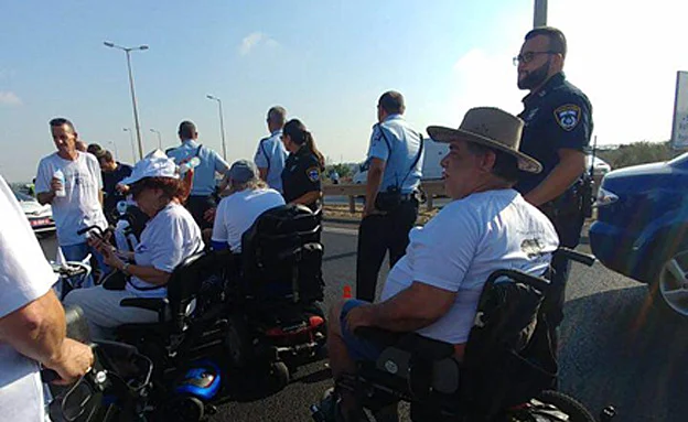 ''מזהירים את רה''מ'', הפגנת הנכים (נעמי מורבייה, מטה מאבק הנכים)