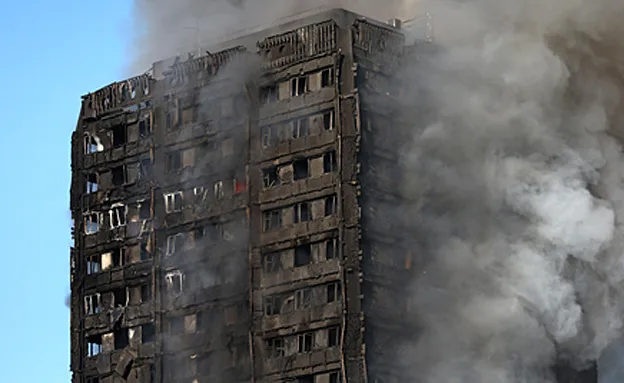 השריפה בבניין ''גרנפל'' (רויטרס)
