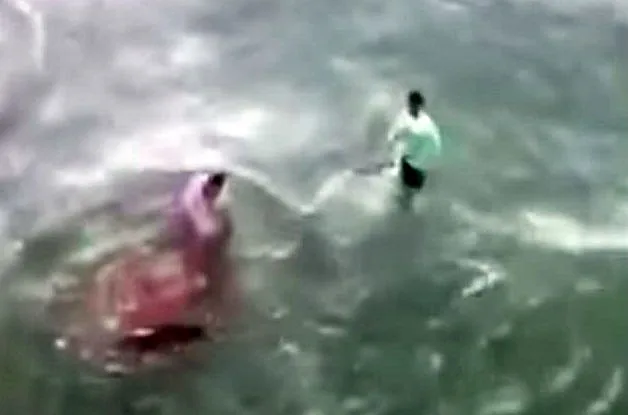 המים מלאי הדם לאחר הנשיכה של הכריש