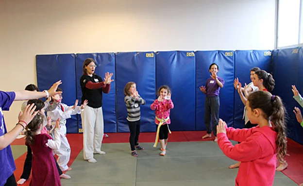 ''ילדות עלולות לספוג הערות''