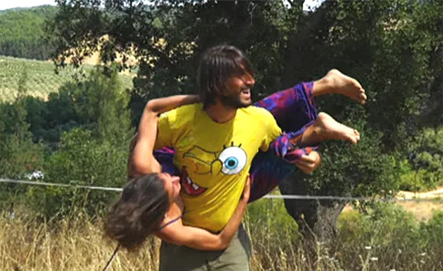 האנשים חיים בבתים שנטועים בטבע