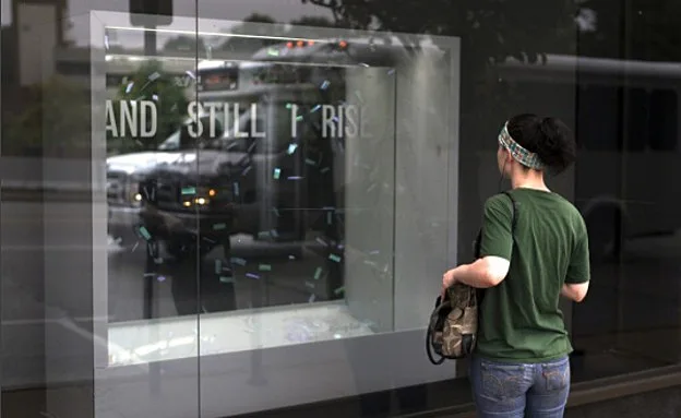 ניתן לראות את המיצג מהרחוב (Bruno David Gallery)