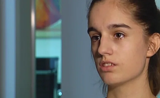 יהל מתייצבת מול המצלמות