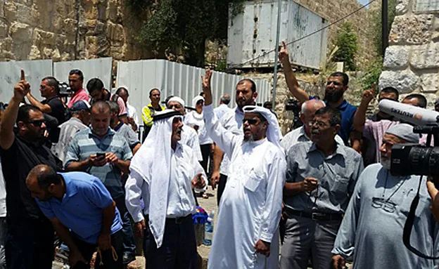 הפגנות מחוץ למתחם ההר (חדשות 2)