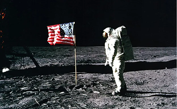 באז אלדרין מצדיע לדגל הלא יציב