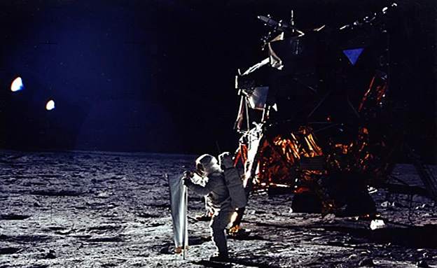 אולדרין מבצע עבודות על רכב הנחיתה