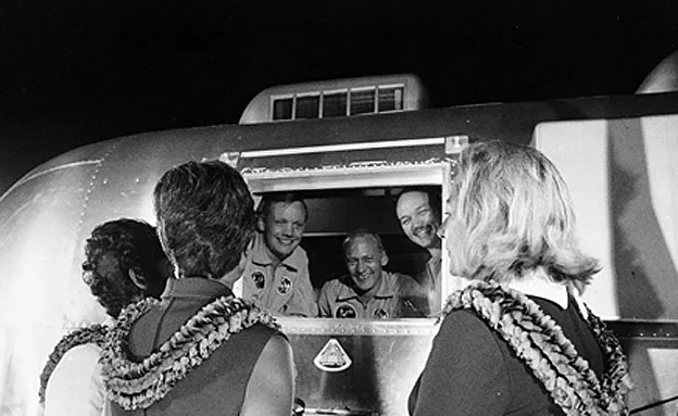 האסטרונאוטים בבידוד, הנשים ממתינות