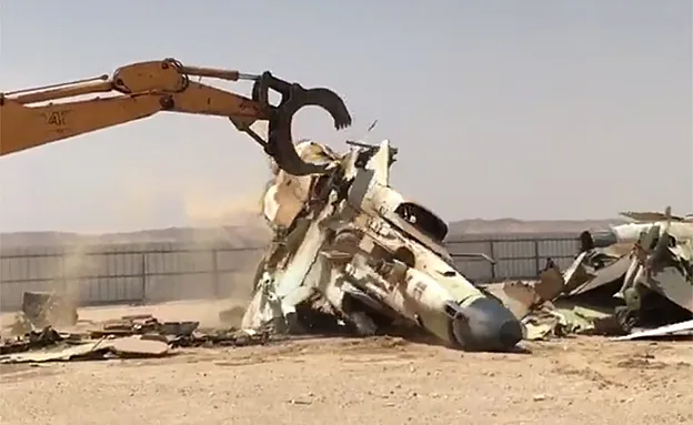 צפו: גריטת מטוסי הפאנטום ההיסטוריים