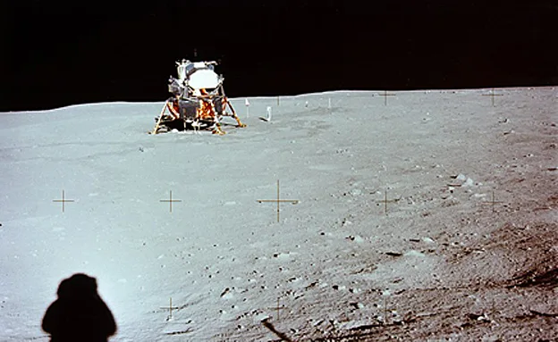 ארמסטרונג מצלם את רכב הנחיתה