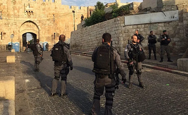 דריכות שיא. שוטרים הבוקר בשער האריות