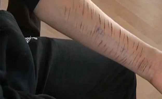 הילדים נדרשים לחתוך את עצמם