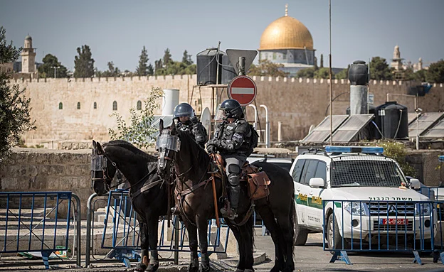 דריכות שיא. שוטרים הבוקר בשער האריות