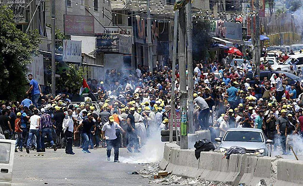 מתפרעים מיידים אבנים ובקת''בים