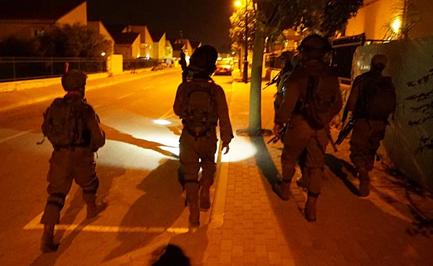 צה''ל פשט על בית המחבל