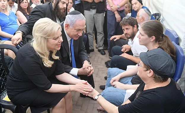 נתניהו בבית משפחת סלומון (צילום: עמוס בן גרשום לע''מ)