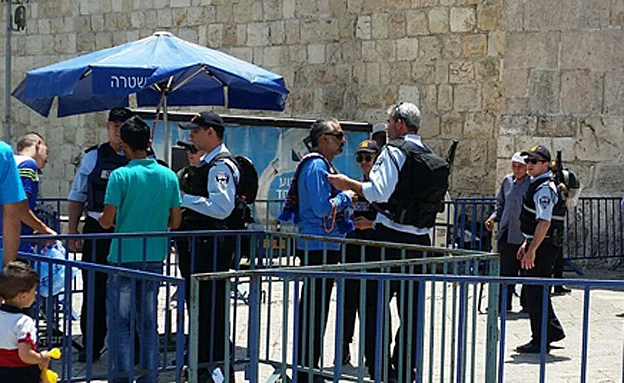 בדיקות קפדניות בעיר העתיקה