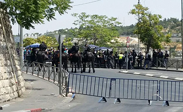 שוטרים בכניסה להר הבית