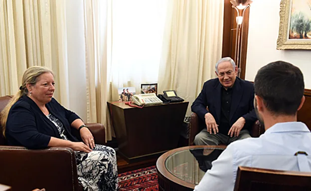 המאבטח והשגרירה עם רה''מ (חיים צח, לע''מ)