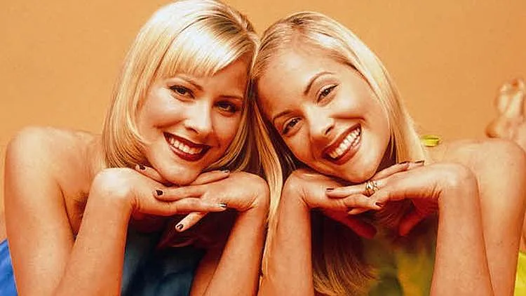 התאומות מתיכון סוויט ואלי