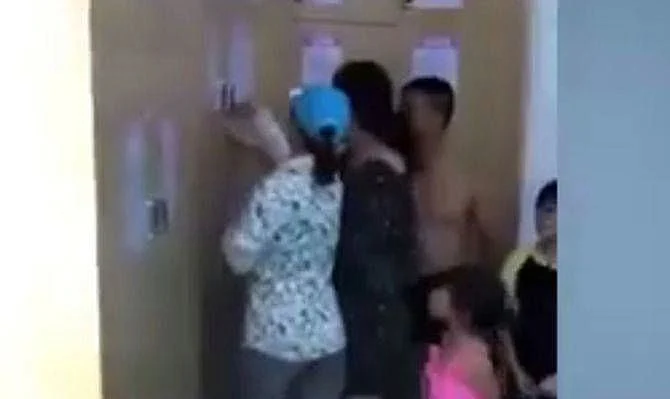 ההורים מחלצים את הילד מהארונית