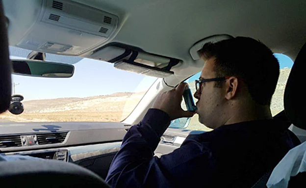 ''ג'נטלמן לא מאחר''. חזן בדרך לעימות