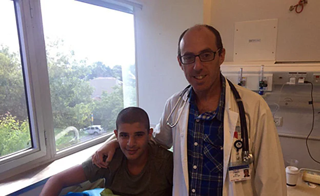 הנער עם הרופא שהצילו (דוברות איכילוב)