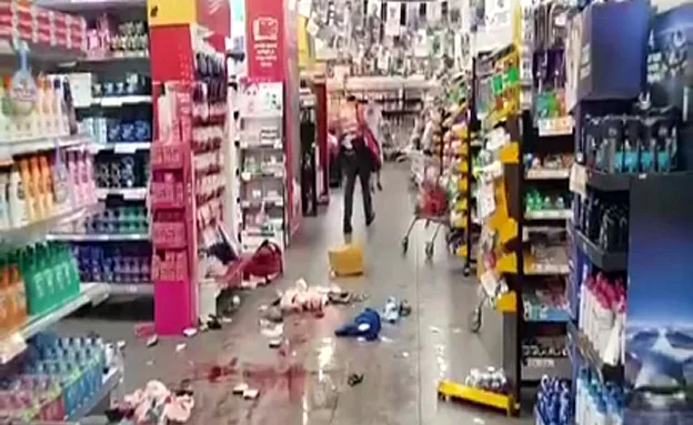 שלוליות דם על רצפת הסופרמרקט