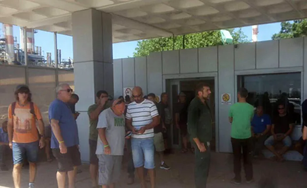 העובדים מפגינים, היום