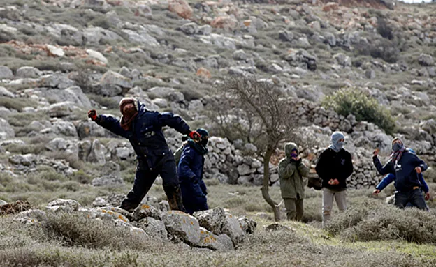 אבנים לעבר קבוצת המטיילים. ארכיון (רויטרס)