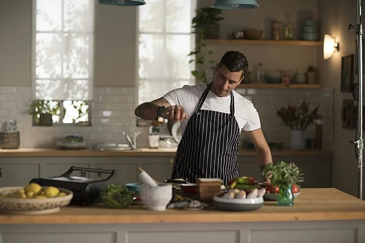 שחקן חיזוק. אביב משה