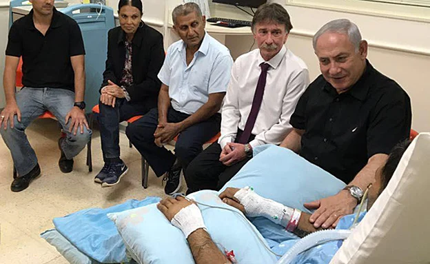רה''מ נתניהו ביקר את הפצוע בביה''ח (אפרת שררה, ביה''ח קפלן)
