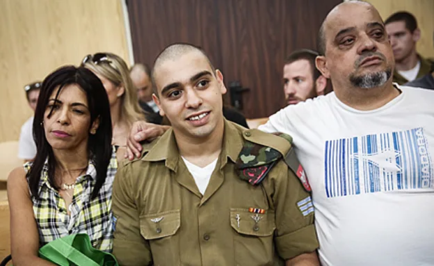 אזריה והוריו בבית המשפט (Miriam Alster/Flash90)