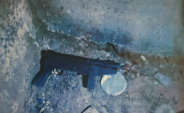 הנשק שנמצא על גג ביתם של האחים