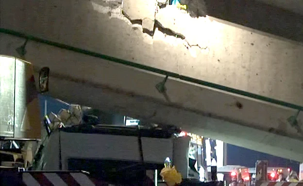 רגע חילוץ המשאית מהריסות הגשר