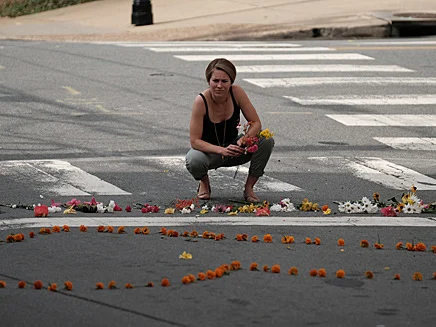 פרחים שהונחו באתר הדריסה | צילום: רויטרס