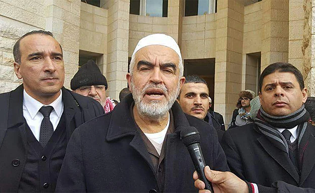 סלאח מחוץ לבית המשפט